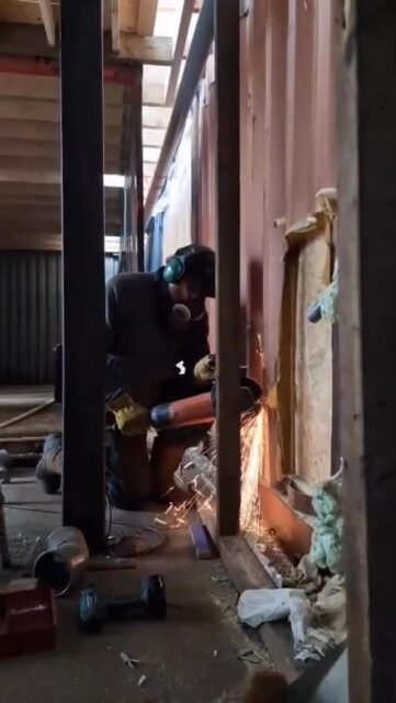 Niks houdt ons nu nog tegen. Letterlijk!

Dit weekend hebben we de slijptol gezet in de containerwand die de loods in tweeën splitste.

#goudasfalt #makerscommunity #makersruimte @goudasfalt #goudacity