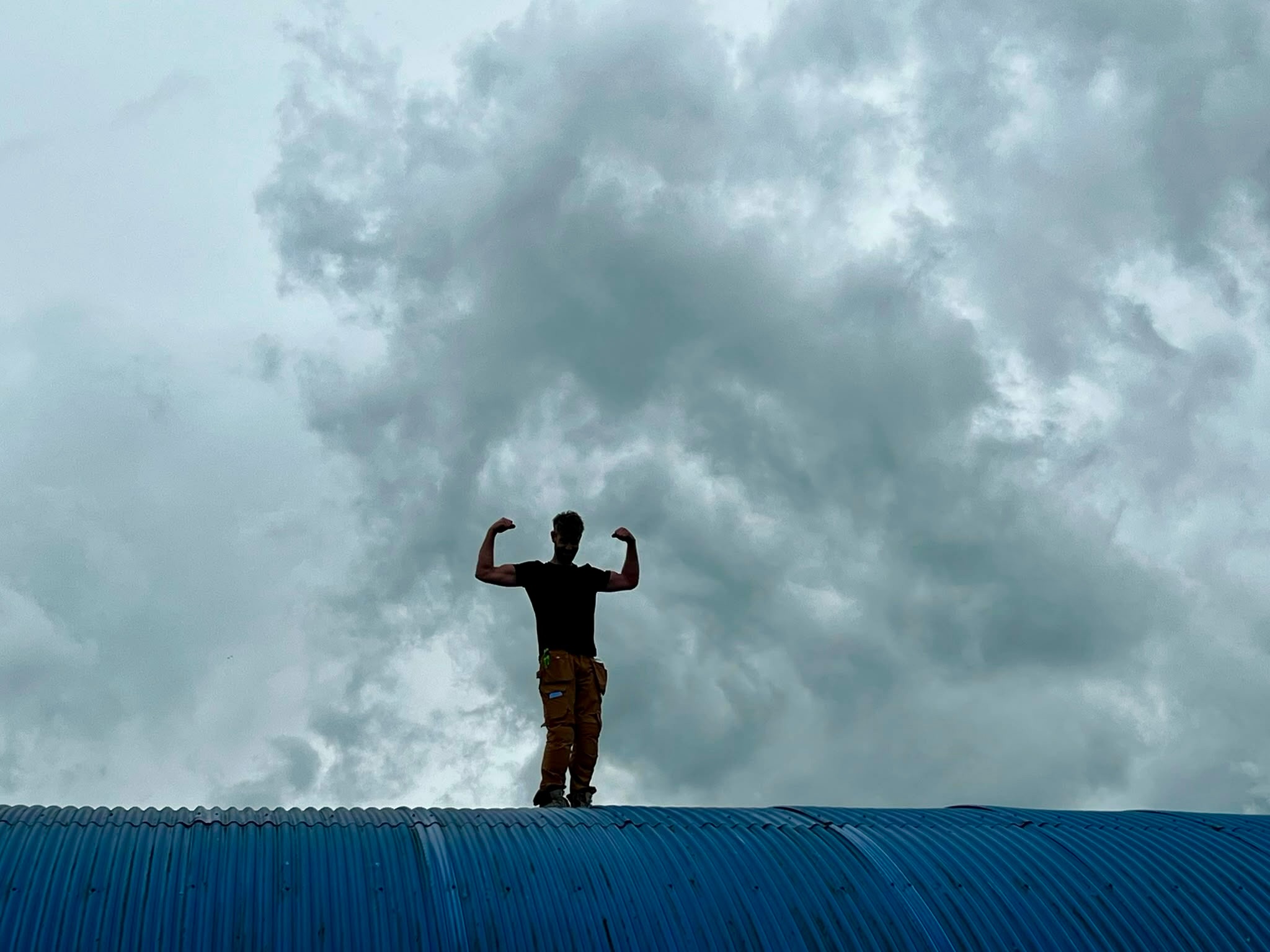 WE ARE ON TOP OF THE WORLD ๐
Of nou jaโฆ รฉรฉn van onze nieuwe makers staat letterlijk bovenop de loods te shinen nadat โie een gat in het dak heeft gemaakt. ๐ช๐ผ๐
Dit shot vangt precies de vibe binnen ons ministerie. We zitten in de laatste meters van onze megaโverbouwing. Helemaal af? Natuurlijk niet. Maar de nieuwe werkruimtes krijgen smoel en dat is vet!
#makersformakers #makershub #makerscommunity #goudasfalt #goudacity